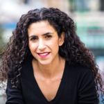 راشل بندایان، وزیر مهاجرت کانادا، در یک مراسم رسمی درباره سیاست‌های جدید مهاجرتی سخنرانی می‌کند.